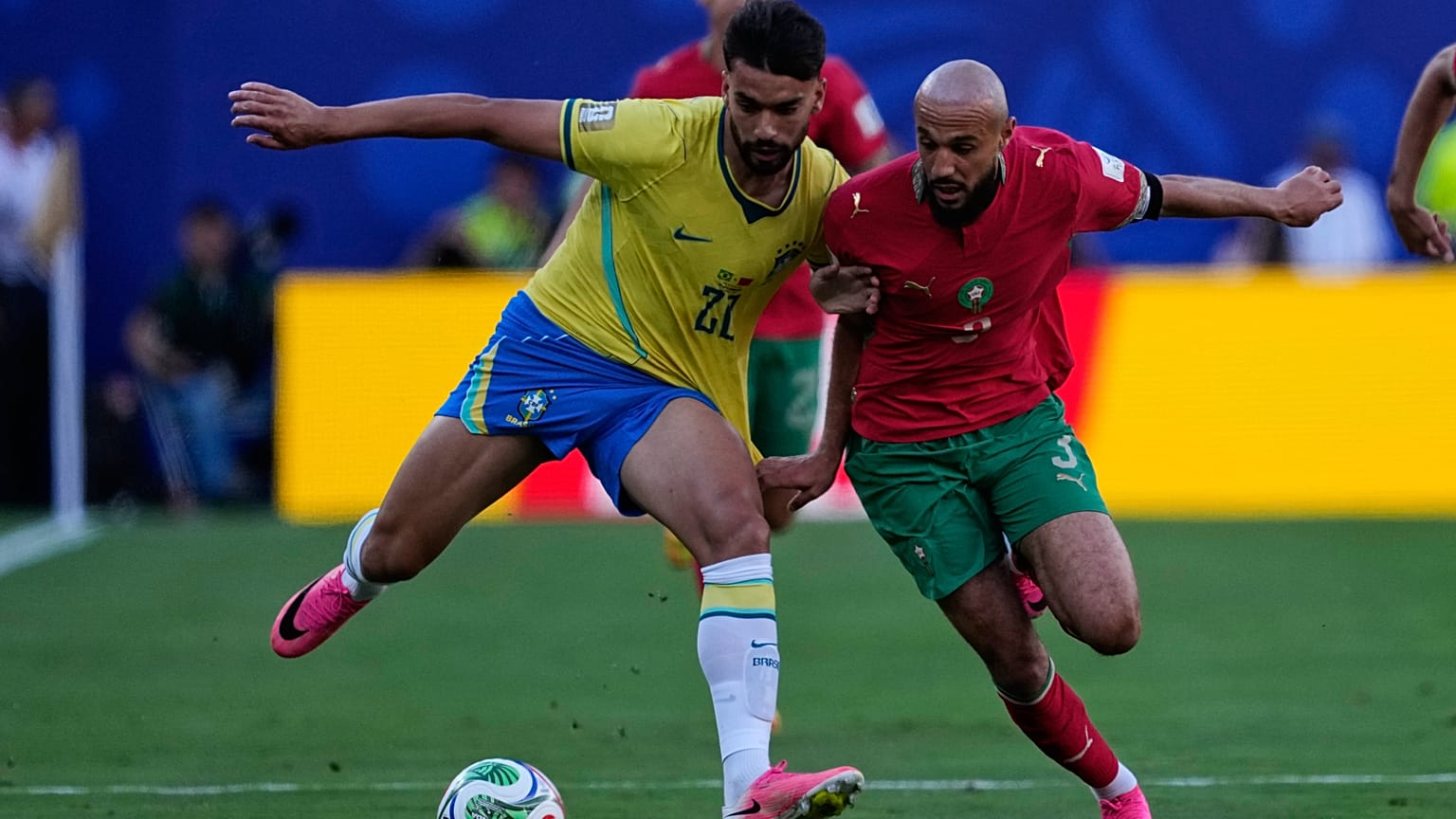 A brazil Lucas Paqueta (sárga mezben) és a marokkói Noussair Mazraoui küzd a labdáért a labdarúgó vb Brazília – Marokkó (1-1) mérkőzésén East Rutherfordban, 2026. június 13-án