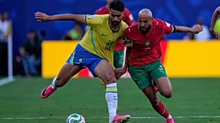 A brazil Lucas Paqueta (sárga mezben) és a marokkói Noussair Mazraoui küzd a labdáért a labdarúgó vb Brazília – Marokkó (1-1) mérkőzésén East Rutherfordban, 2026. június 13-án