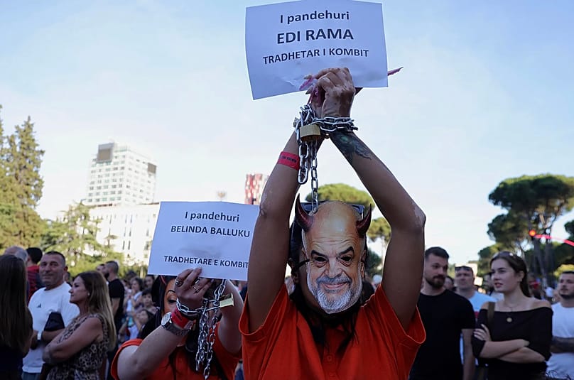 Pankartta 'Sanık Edi Rama vatan hainidir' yazıyor.