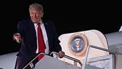 Prezydent Donald Trump podczas wsiadania do samolotu Air Force One w Nowym Jorku w poniedziałek, 8 czerwca 2026 r. 