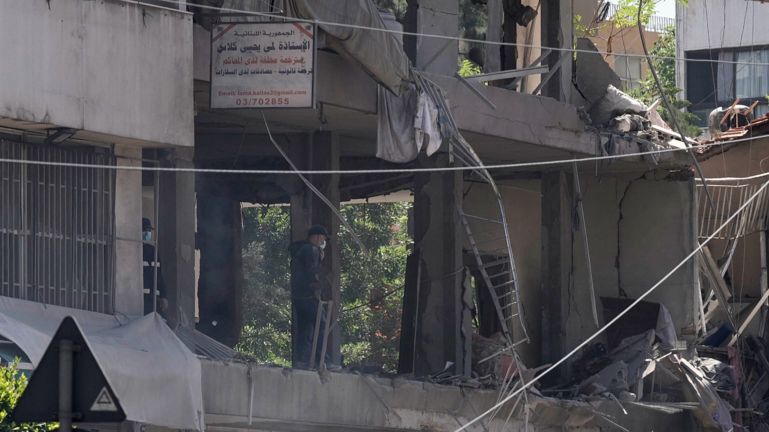 Un hombre inspecciona un piso alcanzado por un bombardeo israelí en Dahiyeh, suburbios del sur de Beirut, Líbano, el domingo 14 de junio de 2026.