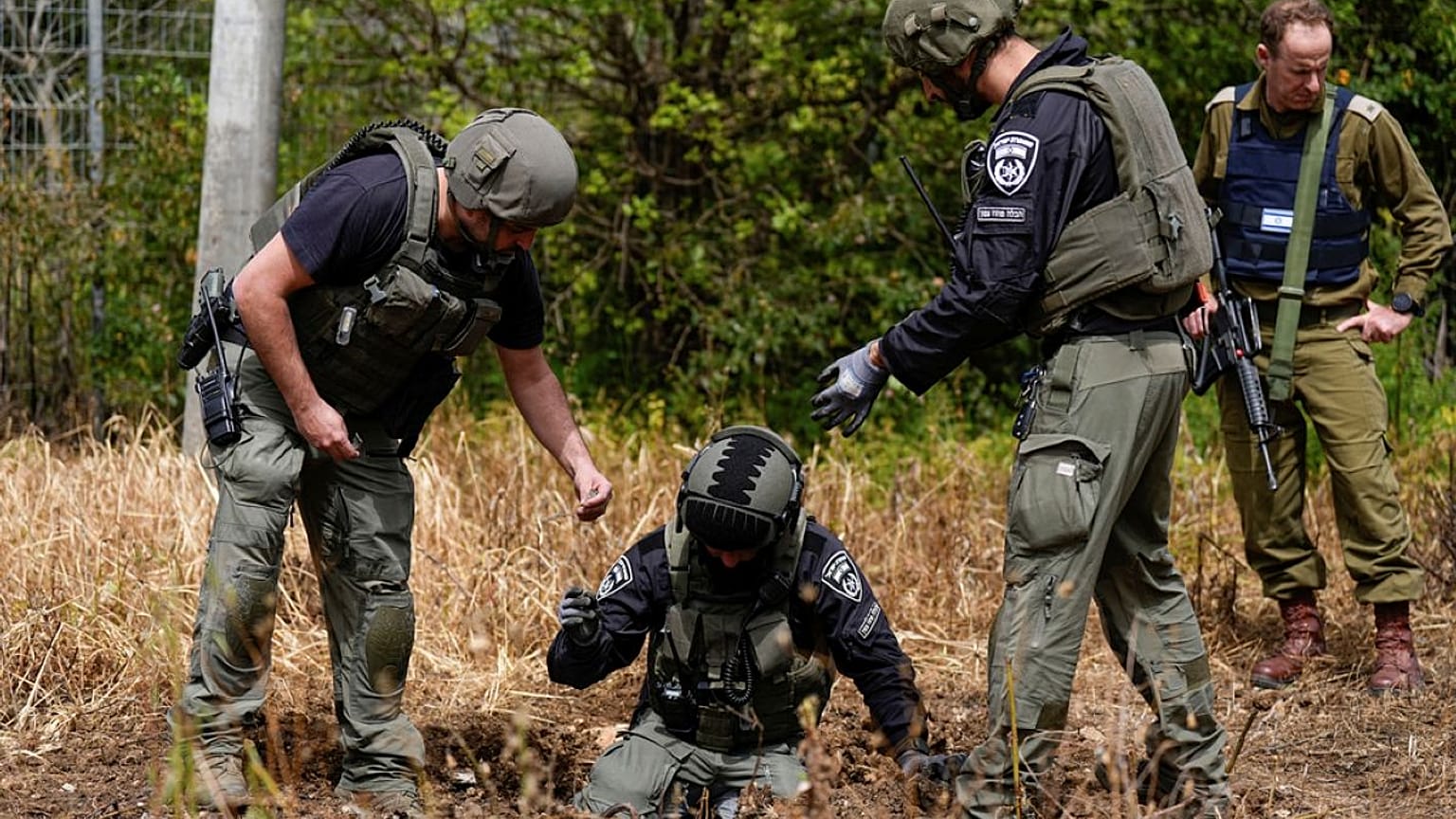  صورة أرشيفية - قوات الأمن الإسرائيلية تفحص موقعًا استُهدف بصاروخ أُطلق من لبنان، في كريات شمونة، شمال إسرائيل، الأربعاء 27 مارس/آذار 2024.
