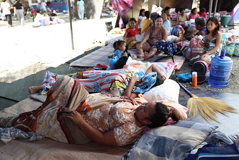 يلجأ السكان إلى حقل في قاعة بلدية بمقاطعة سارانجاني بالفلبين، الأربعاء 10 يونيو 2026. (AP Photo/باسيليو سيبي)