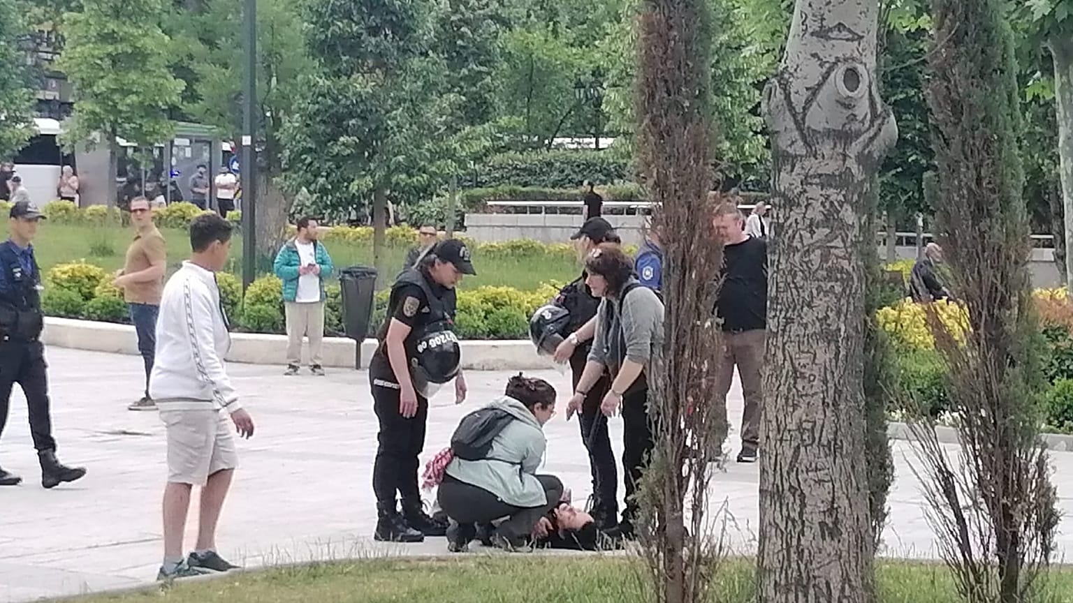 Eğitimcilerin eylemine polis müdahalesi sonrası yaralanan bir göstericiye yardım ediliyor, 14 Haziran 2026.