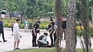 Eğitimcilerin eylemine polis müdahalesi sonrası yaralanan bir göstericiye yardım ediliyor, 14 Haziran 2026.
