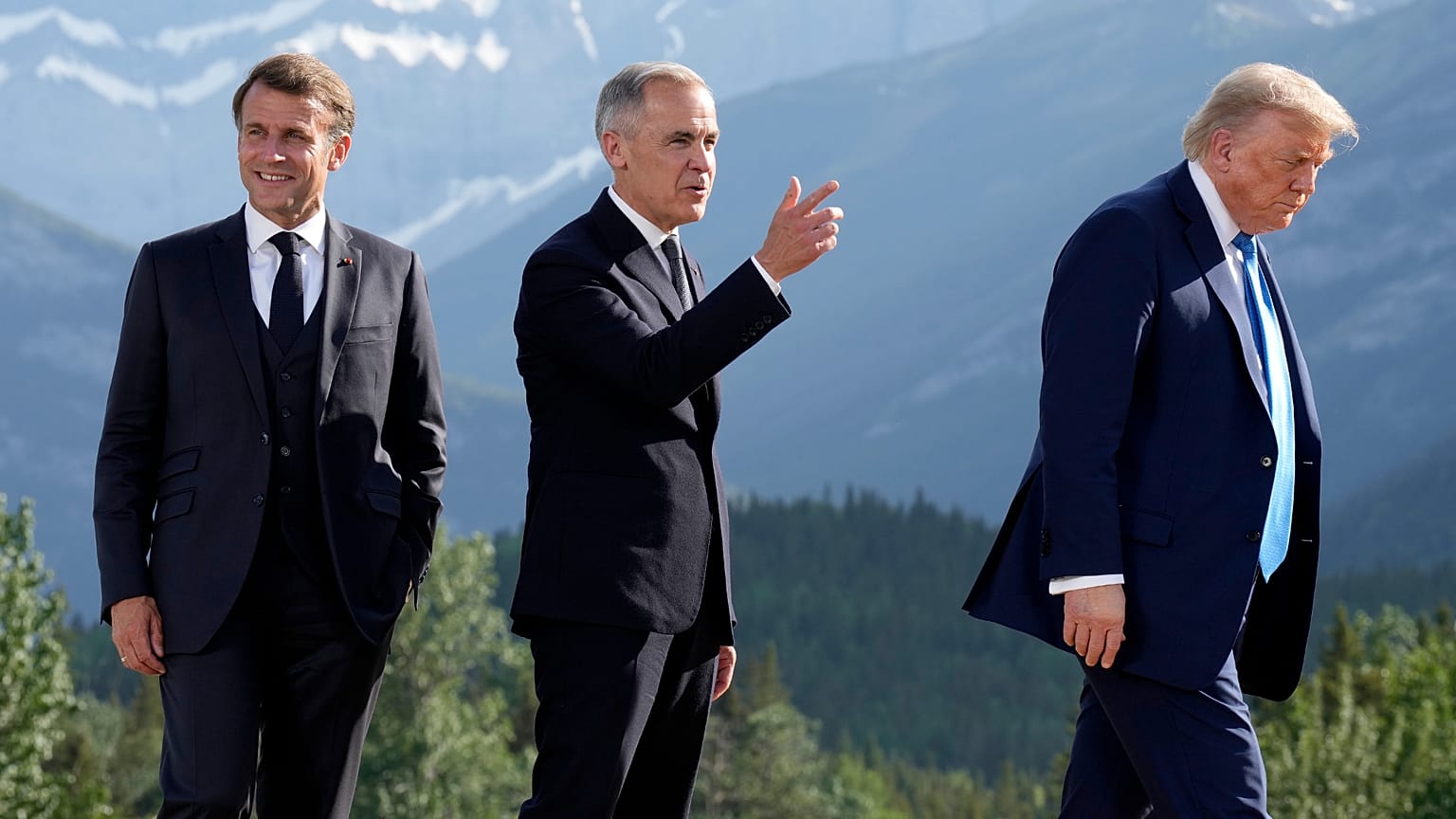 Μακρόν, Κάρνεϊ και Τραμπ στο G7 πέρυσι στο Κάνανασκις του Καναδά: οι τρεις ηγέτες επιστρέφουν στην Εβιάν με αισθητά πιο τεταμένες σχέσεις.