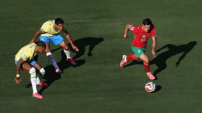 A marokkói Brahim Diaz (pirosban) a labdával a most zajló világbajnokság Brazília-Marokkó (1-1) mérkőzésén 2026. június 13-án