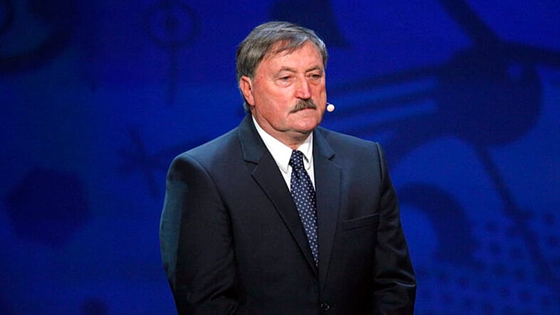Antonin Panenka Európa-bajnok csehszlovák labdarúgó a 2016-os Európa-bajnokság sorsolásán Párizsban 2015. december 12-én