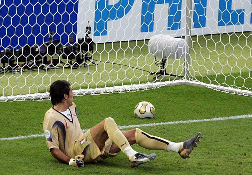 Ennyivel jutott túl a labda a gólvonalon Zinedine Zidane 11-ese után a 2006-os berlini vb-döntőben (a földön az olasz kapus, Gianluigi Buffon) 2006. július 9-én