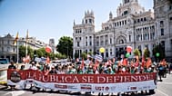 Los manfiestantes llegan hasta la madrileña plaza de Cibeles bajo el lema 'La pública se defiende' este 14 de junio de 2026