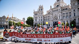 Los manfiestantes llegan hasta la madrileña plaza de Cibeles bajo el lema 'La pública se defiende' este 14 de junio de 2026