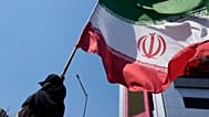  امرأة تحمل العلم الإيراني خلال حملة مؤيدة للحكومة في وسط مدينة طهران، إيران، يوم الاثنين 8 يونيو 2026.