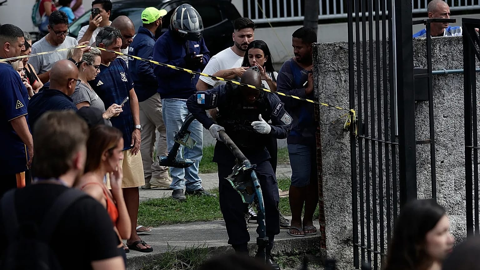 Un policier transporte des débris sur le site du crash, le 14 juin 2026.