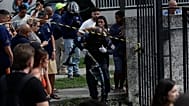 Un policier transporte des débris sur le site du crash, le 14 juin 2026.