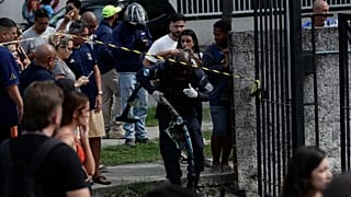 Un policier transporte des débris sur le site du crash, le 14 juin 2026.