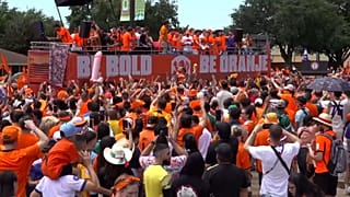 Milhares vestem-se de laranja e dançam no desfile Orange nos Países Baixos