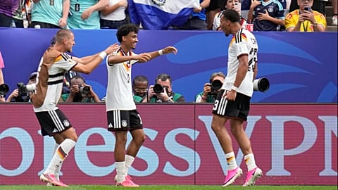 A német Nathaniel Brown Felix Nmechával ünnepel, miután megszerezte csapata ötödik gólját a Curaçao elleni világbajnoki mérkőzésen Houstonban 2026. június 14-én, vasárnap.