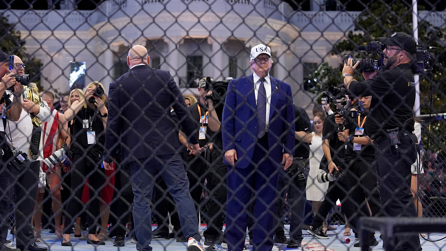 Trump posa en el ring tras la victoria de Gaethje sobre Topuria en la pelea por el título de peso ligero celebrada durante el UFC Freedom 250 el 15 de junio de 2026. 