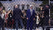 Trump posa en el ring tras la victoria de Gaethje sobre Topuria en la pelea por el título de peso ligero celebrada durante el UFC Freedom 250 el 15 de junio de 2026. 