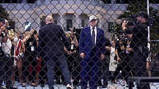 Trump posa en el ring tras la victoria de Gaethje sobre Topuria en la pelea por el título de peso ligero celebrada durante el UFC Freedom 250 el 15 de junio de 2026. 