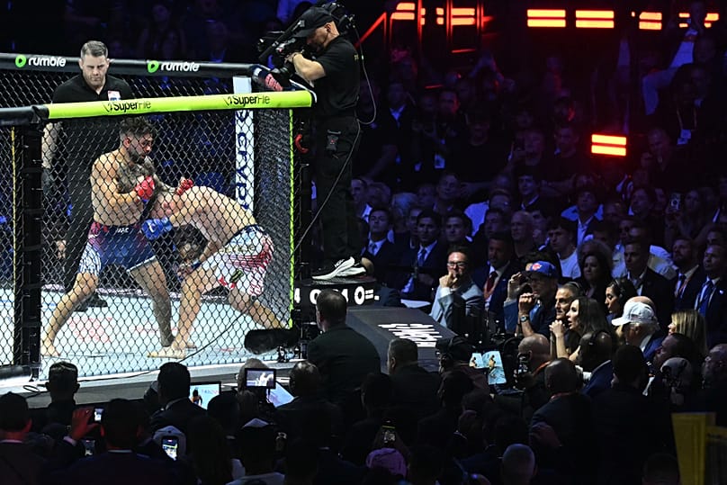 Trump, a la derecha, observa el combate por el título de peso ligero entre Topuria y Gaethje durante el UFC Freedom 250 en la Casa Blanca el 15 de junio 2026.