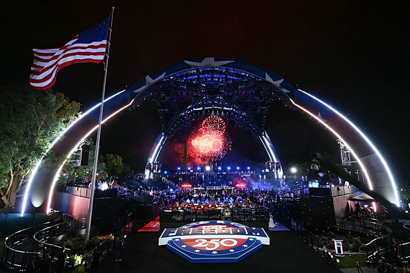 Los fuegos artificiales estallan mientras Gaethje celebra su victoria sobre Topuria en la pelea por el título de peso ligero celebrada durante el UFC Freedom 250 en junio 2026