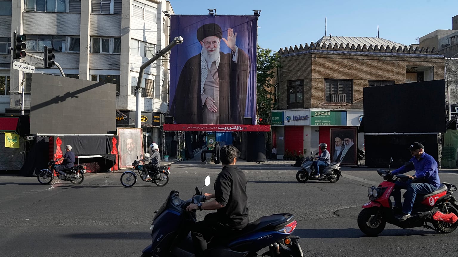 دراجات نارية تمر قرب مقر إقامة المرشد الإيراني الراحل علي خامنئي في طهران، 6 يونيو/حزيران 2026