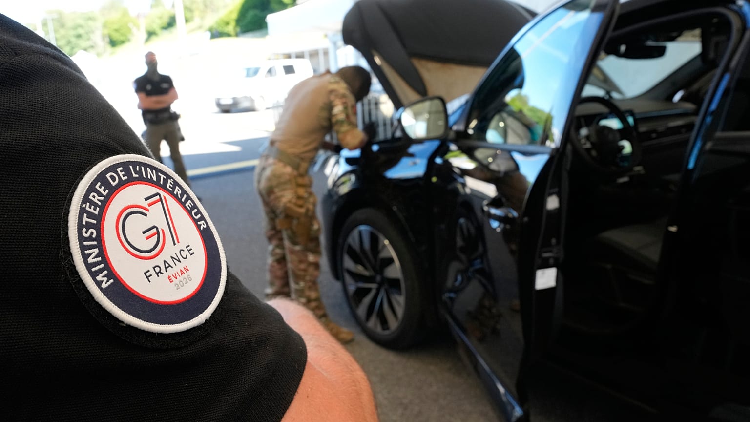 Des démineurs inspectent des voitures à proximité d'un périmètre de sécurité, à Évian-les-Bains, en France, le dimanche 14 juin 2026, en amont du sommet du G7
