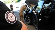 Des démineurs inspectent des voitures à proximité d'un périmètre de sécurité, à Évian-les-Bains, en France, le dimanche 14 juin 2026, en amont du sommet du G7