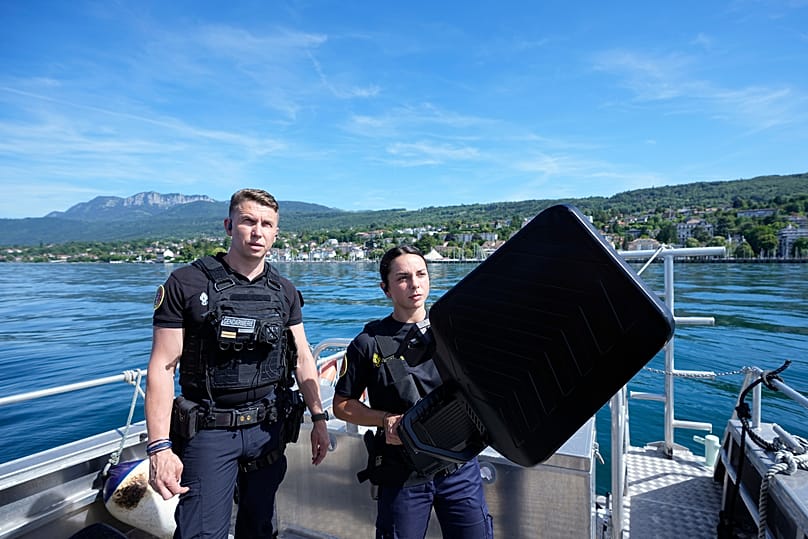 Une officière de la Gendarmerie nationale française tient un brouilleur de signaux lors d'une démonstration sur le lac Léman à Évian-les-Bains, le samedi 13 juin 2026