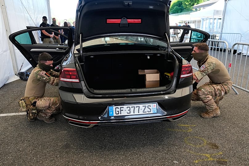 Des démineurs inspectent des voitures à proximité d'un périmètre de sécurité, à Évian-les-Bains, en France, le dimanche 14 juin 2026, en amont du sommet du G7