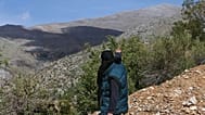ِشخص يشير إلى مرتفعات جبل الشيخ هذه الصورة في عام 2014 قبل سيطرة اسرائيل على الجبل بشكل كامل بعد عام 2024