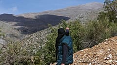 ِشخص يشير إلى مرتفعات جبل الشيخ هذه الصورة في عام 2014 قبل سيطرة اسرائيل على الجبل بشكل كامل بعد عام 2024