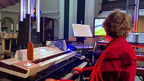 Stephan von Bothmer ha improvvisato dal vivo una colonna sonora cinematografica drammatica per la partita, in tempo reale.