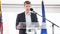 Sam Altman, az OpenAI vezérigazgatója a Barn adatközpont alapkőletételén beszél a michigani Saline Townshipben, 2026. június 1-jén.