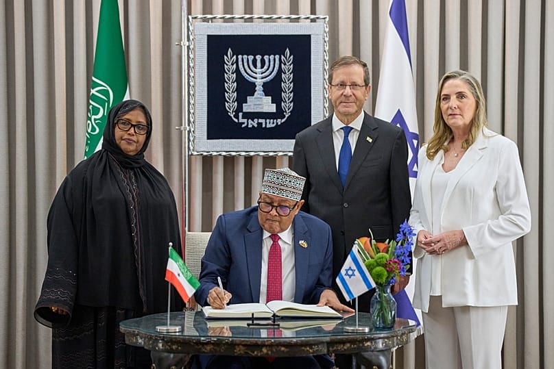 رئيس أرض الصومال عبد الرحمن محمد عبد الله يوقع سجل الزوار مع زوجته السيدة الأولى فردوسة محمد روبل والرئيس الإسرائيلي إسحاق هرتسوغ وزوجته ميخال هرتسوغ في المقر الرئاسي في القدس