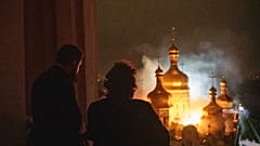 Biskup Awraamij (z prawej) z Ławry Kijowsko-Peczerskiej Prawosławnego Kościoła Ukrainy patrzy na płonącą cerkiew Zaśnięcia NMP w tej ławrze.