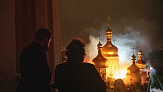 Bischof Awraamij (rechts) von der Kyjiw-Petschersk-Lawra der Orthodoxen Kirche der Ukraine blickt auf die brennende Mariä-Entschlafens-Kathedrale der Kyjiw-Petschersk-Lawra