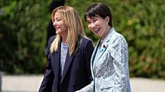 Premier Włoch Giorgia Meloni (z lewej) i premier Japonii Sanae Takaichi w Villa Pamphili w Rzymie, w poniedziałek 15 czerwca 2026 r. (AP Photo/Gregorio Borgia)