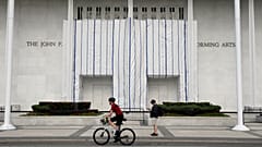 „Snowflake”: plandeka Donalda Trumpa w Kennedy Center wywołuje falę krytyki