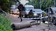 Un fragment de missile gît dans la rue après l’attaque aérienne russe à Kyiv.