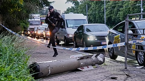 Un frammento di missile giace in strada dopo l'attacco aereo russo su Kiev.
