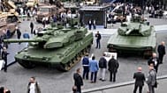 صورة أرشيفية-  يتجمع الزائرون بجوار دبابة Leopard 2 A8، على اليسار، ودبابة Leopard 2A-RC-3.0 في معرض Eurosatory للدفاع والأمن