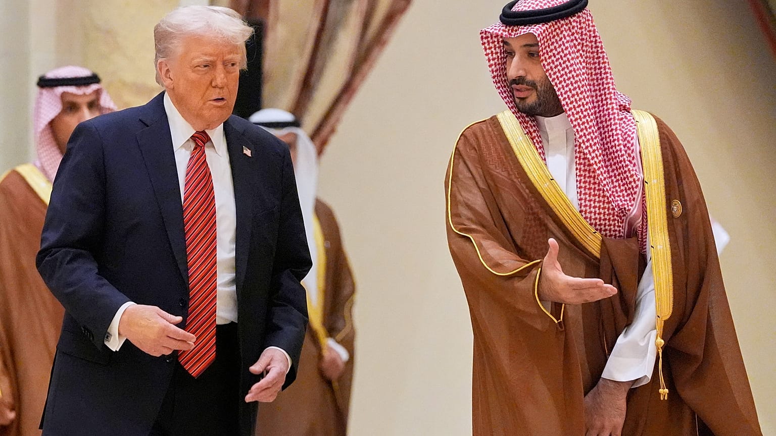 الرئيس الأمريكي دونالد ترامب مع ولي العهد السعودي الأمير محمد بن سلمان خلال قمة المجلس في الرياض، 14 مايو (أيار) 2025.