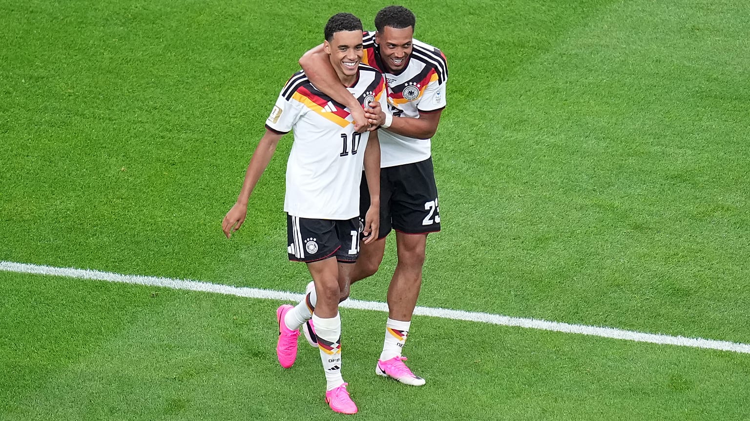 Jamal Musiala (23) jubelt mit Teamkollege Felix Nmecha (23) nach dem vierten deutschen Tor gegen Curaçao in Houston (14. Juni 2026).