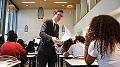 Minister edukacji Francji Edouard Geffray (w środku) rozdaje uczniom arkusze egzaminu z matematyki w szkole i gimnazjum Gabriel Faure w Paryżu, 12 czerwca 2026 r.