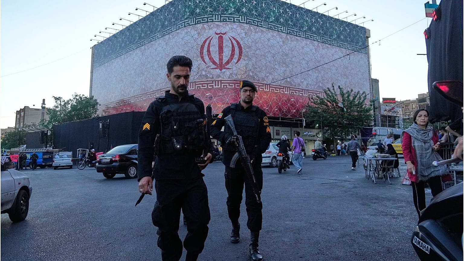 ماموران امنیتی در میدان انقلاب تهران