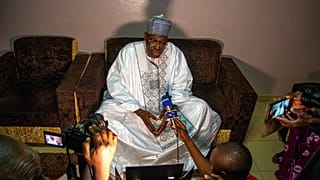 Cameroun : l'opposant Tchiroma Bakary porte plainte contre Paul Biya