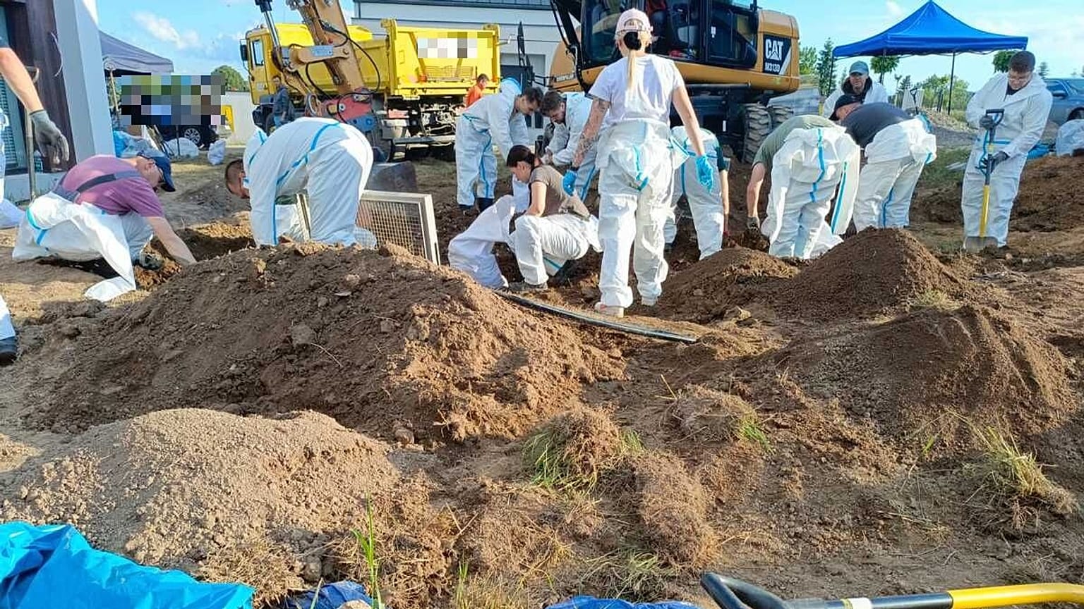 Policjanci i śledczy w trakcie prowadzenia czynności w Lutoryżu.