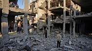 فلسطينيون يزيلون أنقاض مبنى دمره غارة جوية إسرائيلية، في مخيم المغازي للاجئين، وسط قطاع غزة، الجمعة 12 يونيو/حزيران 2026. (صورة من وكالة أسوشييتد برس/عبد الكريم حنا)